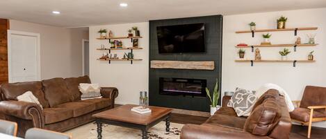 Una Smart TV, una chimenea, libros