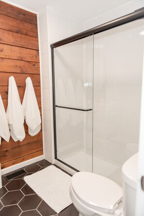 Regadera, toallas, papel de baño 