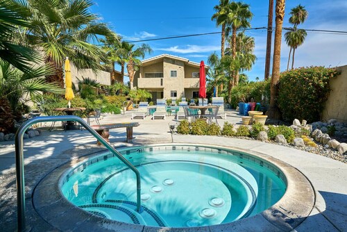 Quaint Palm Springs Condo
City I.D. 032692
