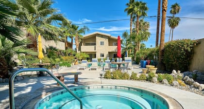 Quaint Palm Springs Condo
City I.D. 032692