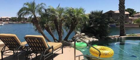 Utendørsbasseng og et oppvarmet basseng