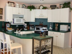 Kjøleskap, mikrobølgeovn, ovn og kokeplater