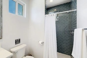 Douche, sĂšche-cheveux, serviettes fournies, savon