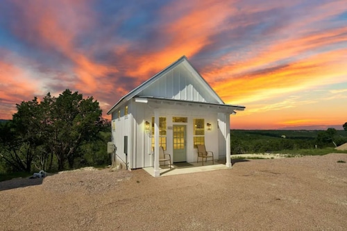 "Susie" Hillside Farmhouse Bungalow on 30 Acres. Views! Dripping Springs TX