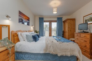 3 bedrooms, iron/ironing board, travel cot, WiFi - Daisy's - a fully managed saturday that sleeps 6 guests in 3 bedrooms (Swanage)