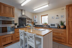 Fridge, microwave, oven, dishwasher - Daisy's - a fully managed saturday that sleeps 6 guests in 3 bedrooms (Swanage)