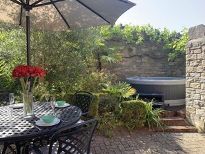 Outdoor dining - Daisy's - a fully managed saturday that sleeps 6 guests in 3 bedrooms (Swanage)