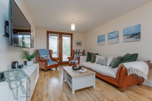 Smart TV, video games, DVD player, books - Daisy's - a fully managed saturday that sleeps 6 guests in 3 bedrooms (Swanage)