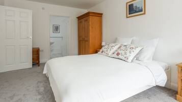 3 bedrooms, iron/ironing board, travel crib, WiFi