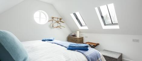 3 bedrooms, travel crib, WiFi, bed sheets