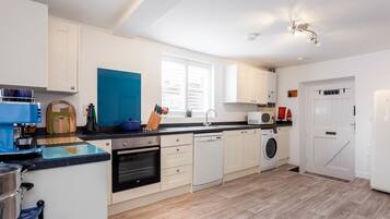 Een koelkast, een microgolfoven, een oven, een vaatwasser