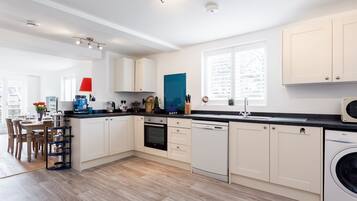 Kühlschrank, Mikrowelle, Ofen, Geschirrspüler