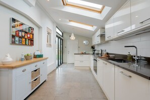 Refrigerador, microondas, lavavajillas y cafetera y tetera