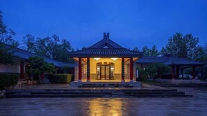 A traditional-style building with a tiled roof and a central entrance. - Hebei Yeshengyuan Hotel (Pingshan)
