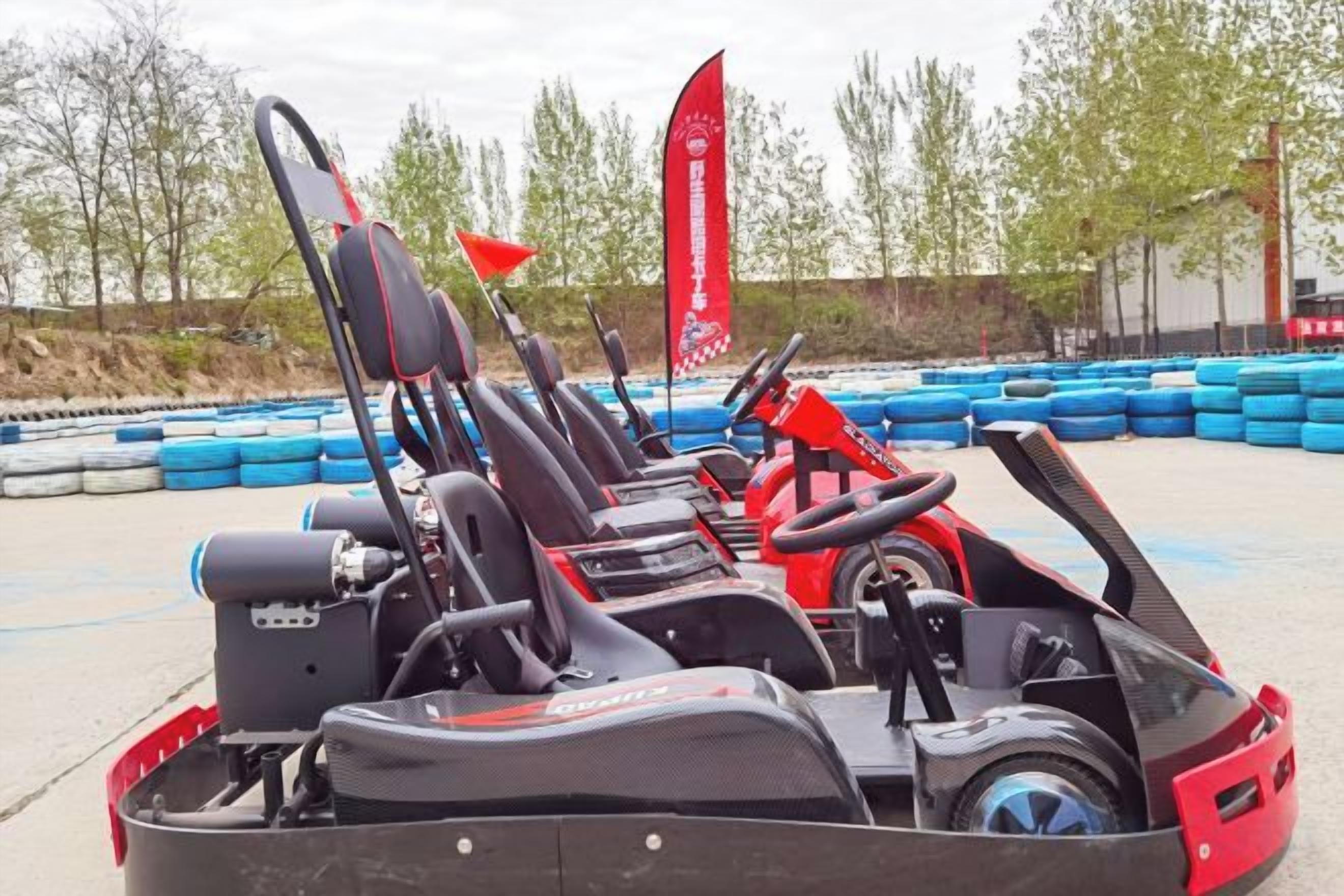 Una pista de karts con varios karts alineados.