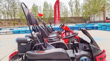 Una pista de karts con varios karts alineados.