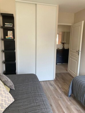 Bügeleisen/Bügelbrett, Reisekinderbett, kostenloses WLAN, Bettwäsche