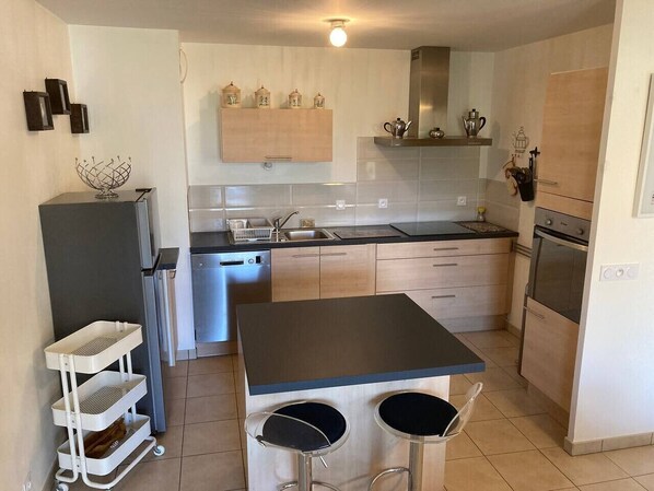 Kühlschrank, Mikrowelle, Ofen, Herdplatte