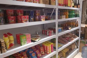 Estantes repletos de diversos alimentos y bebidas.