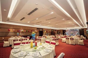 A banquet hall with round tables, white tablecloths, and red carpet flooring. - Jiade Hotel (Tongxiang)