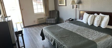 Escritorio, tabla de planchar con plancha, wifi gratis y ropa de cama