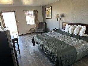 Habitación individual básica | Escritorio, tabla de planchar con plancha, wifi gratis y ropa de cama 