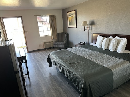 Escritorio, tabla de planchar con plancha, wifi gratis y ropa de cama