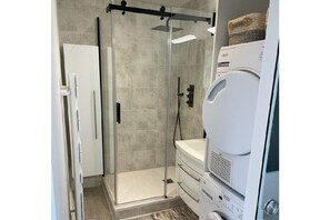 Shower, hair dryer, toilet paper - Bright new apartment in waterfront building (Saint-Aubin-sur-Mer)