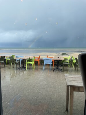Outdoor dining - Bright new apartment in waterfront building (Saint-Aubin-sur-Mer)
