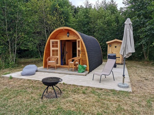 Charmant POD en Bois Près D'un Plan D'eau