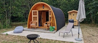 Charmant POD en Bois Près D'un Plan D'eau