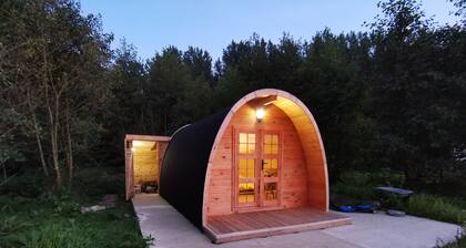 Charmant POD en Bois PrĂšs D'un Plan D'eau