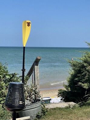 Sulla spiaggia, lettini da mare, teli da spiaggia