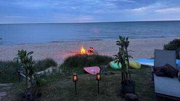 Plage, chaises longues, serviettes de plage