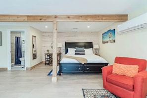 4 habitaciones, escritorio y tabla de planchar con plancha 