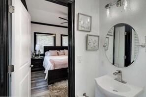 Shower, hair dryer, towels, soap - Main House + Detached Studio | Near Shops & DTWN (Lakeland)