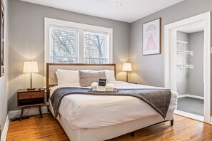 2 slaapkamers, een bureau, een strijkplank/strijkijzer, wifi