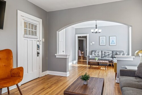 Oversized 2 Bedroom Apartment in South City!