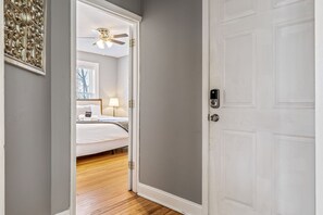 2 bedrooms, desk, iron/ironing board, WiFi