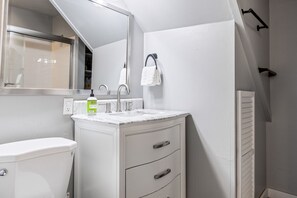 Shower, hair dryer, towels - The Original Custom House! (Saint Charles)