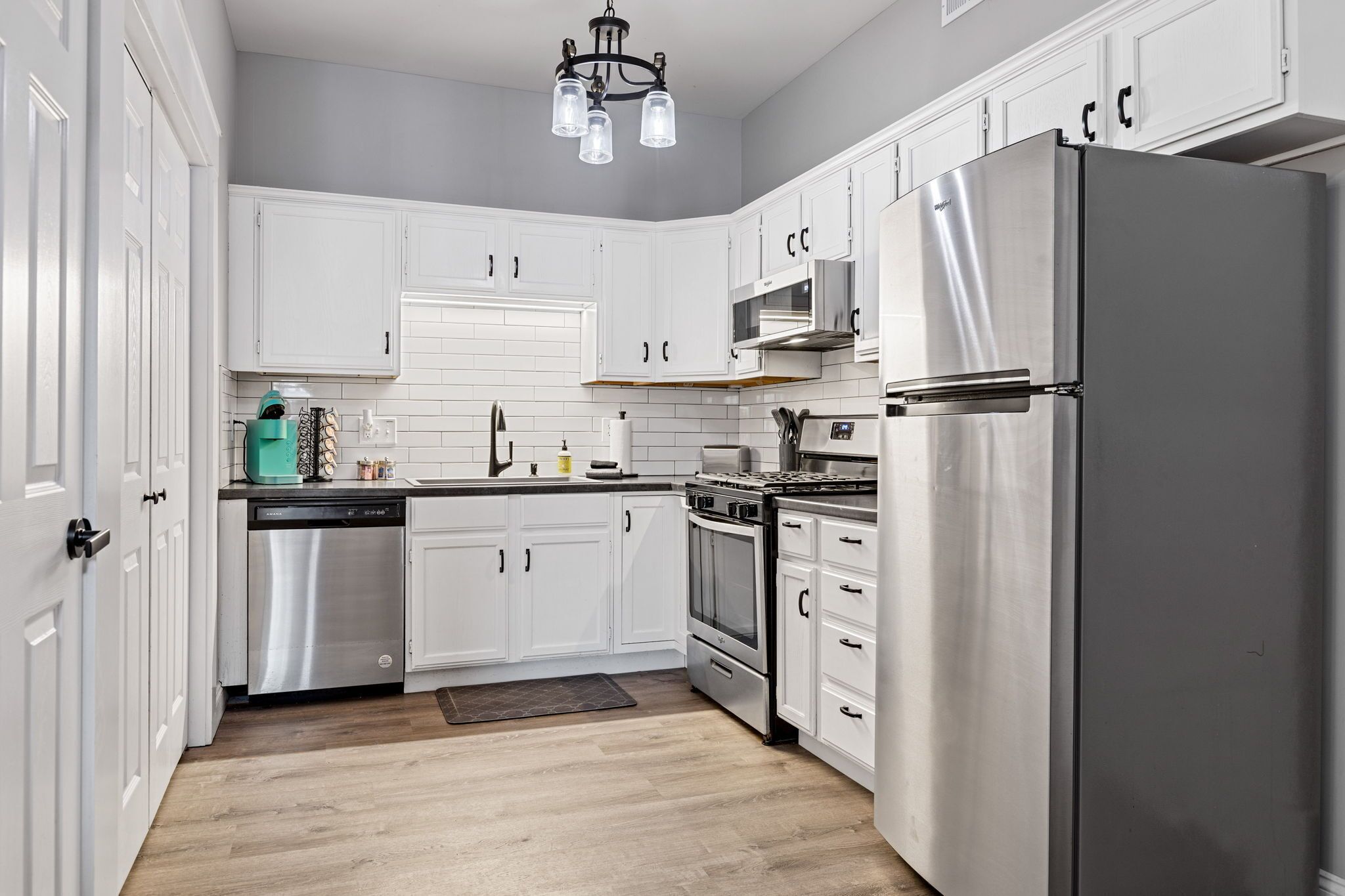 Coffee/tea maker, fridge, microwave, oven