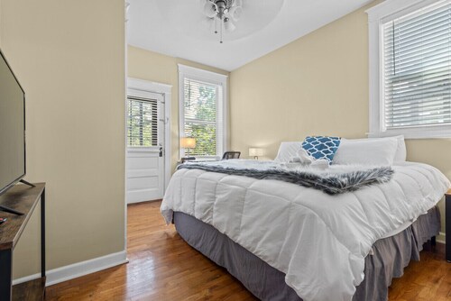Dog-Friendly Apt with Office
