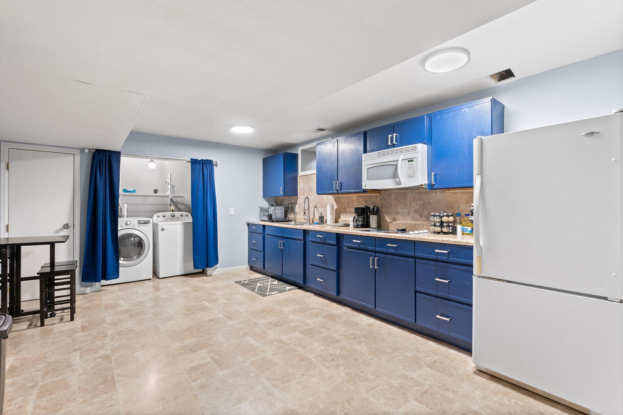 Frigorífic, microones, placa de cuina i cafetera i tetera 