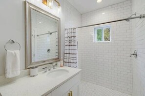 Combined shower/bathtub, hair dryer, towels, soap - "Avita"- Madrona Ranch -Views for Miles -30 Acres (Dripping Springs)