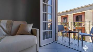 Deluxe Apartment | Living area | 42-inch flat-screen TV with satellite channels, TV