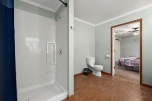 Duschwanne, Haartrockner, Handtücher, Seife