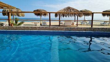 Una piscina techada, una piscina al aire libre