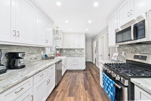 Kjøleskap, mikrobølgeovn, ovn og oppvaskmaskin