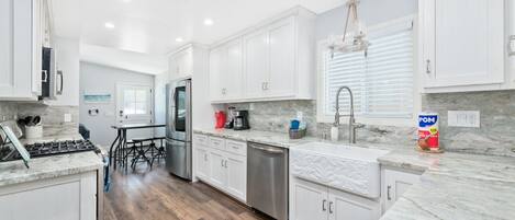 Kjøleskap, mikrobølgeovn, ovn og oppvaskmaskin