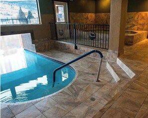 室内游泳池,室外游泳池